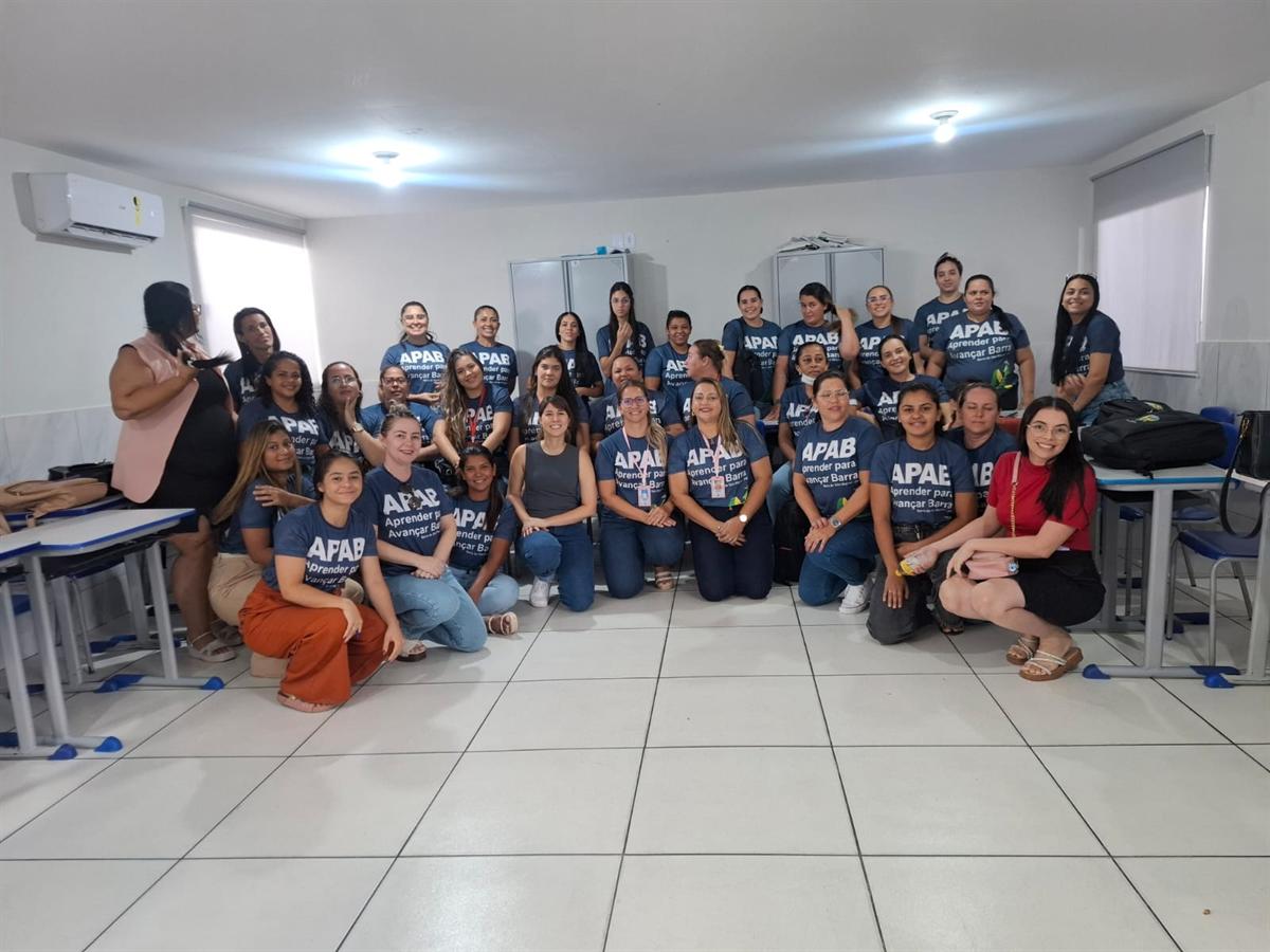 Professores da rede municipal de Barra de São Miguel reunidos para foto em sala durante a formação